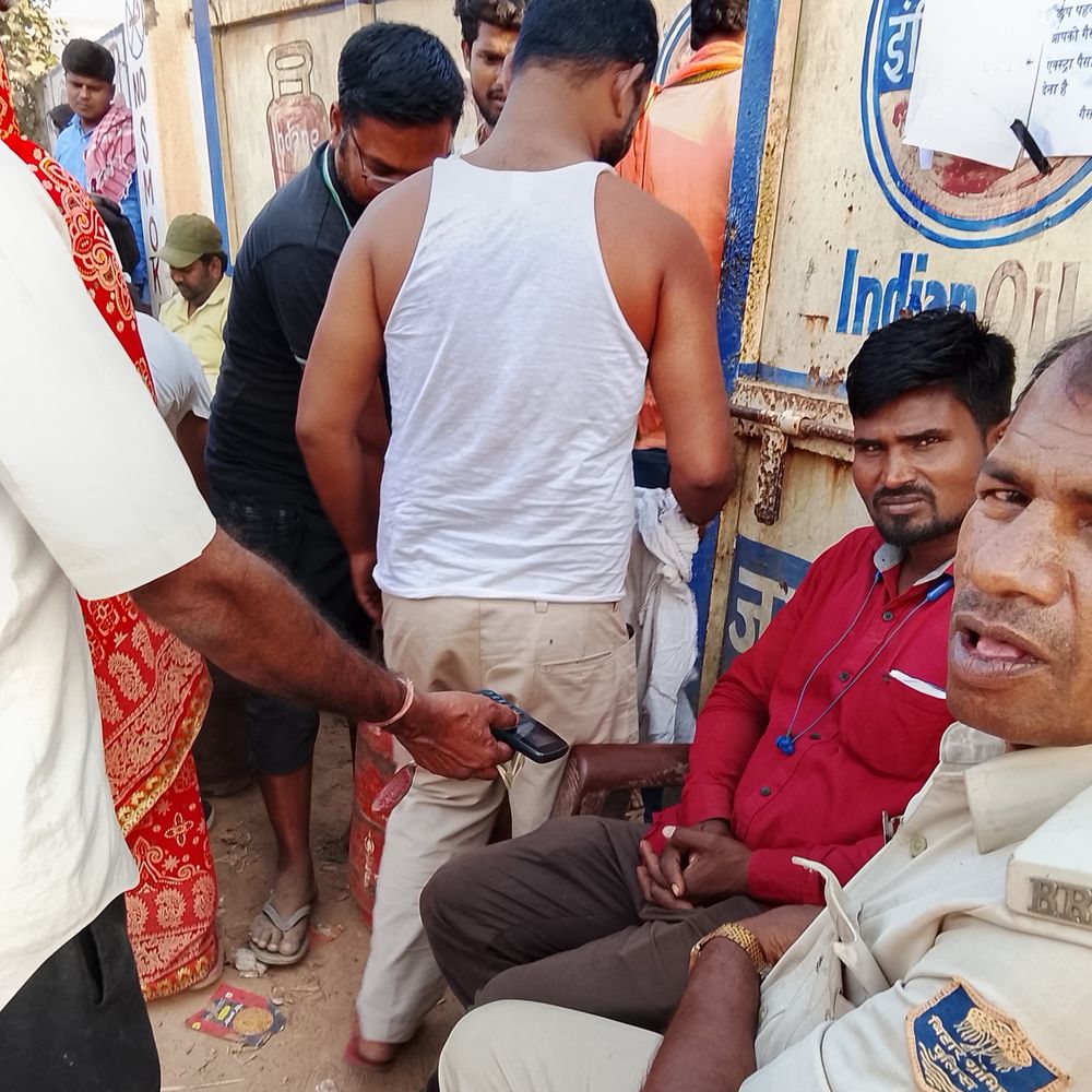 कहीं होम डिलेवरी, तो कहीं गैस सिलेंडर ही नहीं लाइन में लगने के बाद खाली हाथ लौट रहे लोग