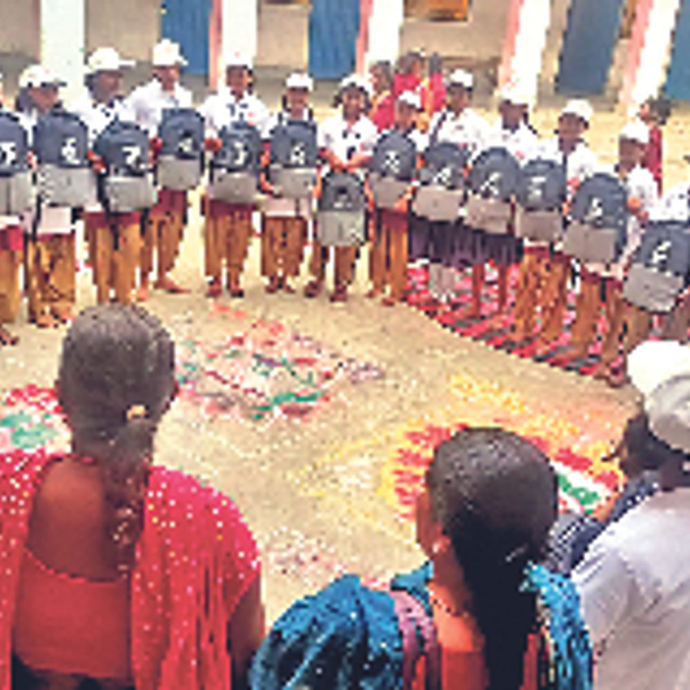 बेटी बचाओ-बेटी पढ़ाओ थीम पर प्रतियोगिता, सम्मानित किया