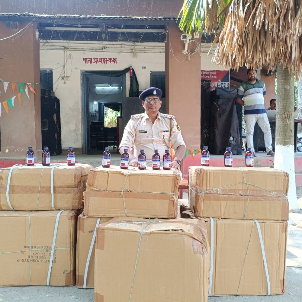 वाहन जांच में कार से 150 लीटर प्रतिबंधित कफ सिरप बरामद