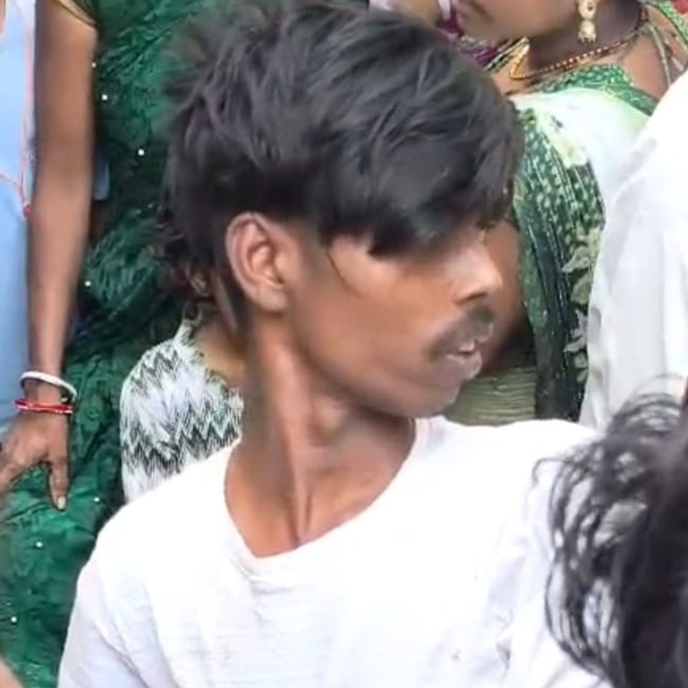 प्रेमिका से मिलने पहुंचे युवक की पिटाई,पोल से बांध बनाया बंधक