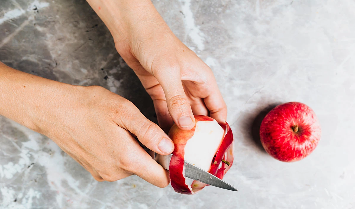 Skin Care tips: गर्मी में मिलेगी दमकती त्वचा, बस सेब के छिलके का ऐसे करें इस्तेमाल