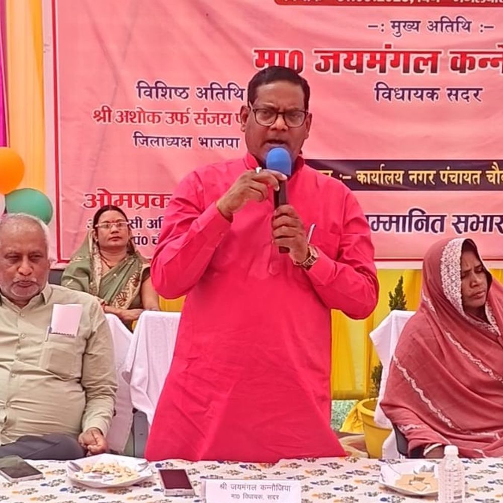 महाराजगंज चौक नगर पंचायत में मनोनीत सभासदों का शपथ ग्रहण:उप जिलाधिकारी जितेंद्र कुमार सिंह ने दिलाई शपथ, सदर विधायक ने किया स्वागत