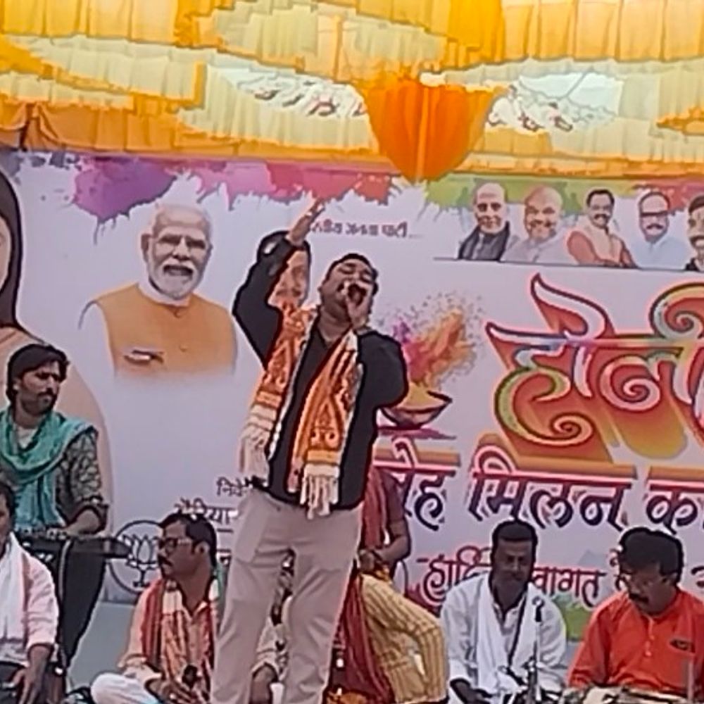 बलिया में स्नेह होली मिलन समारोह का आयोजन:लोगों ने एक-दूसरे को अबीर-गुलाल लगाकर होली की बधाई दी