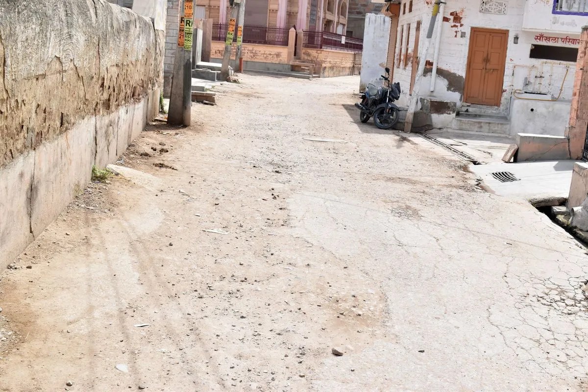 Nagaur news…बाड़ीकुआं की जर्जर सडक़ों से गुजरना अब खतरे को आमंत्रण देना