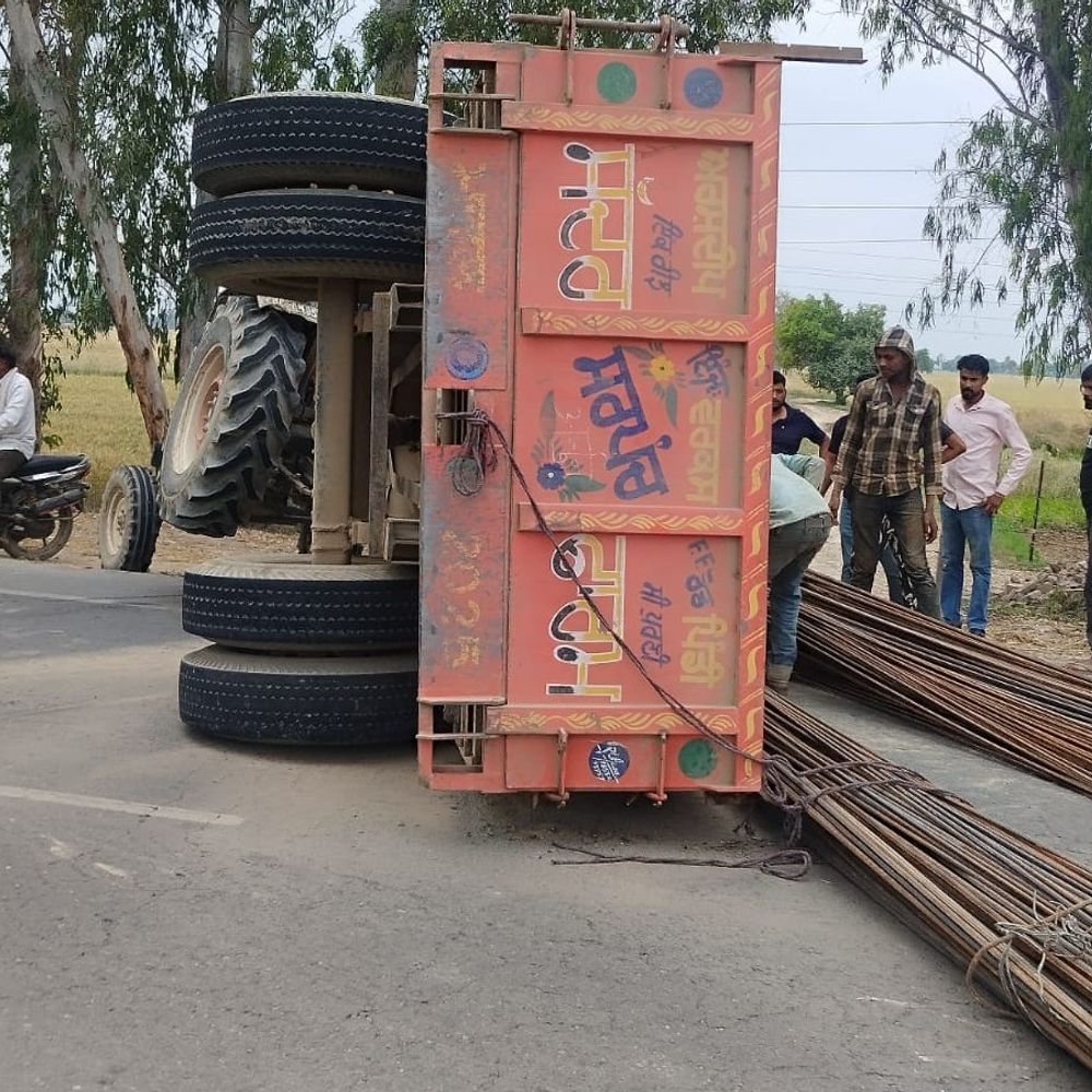 फाजिल्का में सरियों से भरी ट्रैक्टर-ट्रॉली पलटी:2 युवक घायल, सड़क सुरक्षा फोर्स ने पहुंचाया अस्पताल, लाधुका के नजदीक हादसा