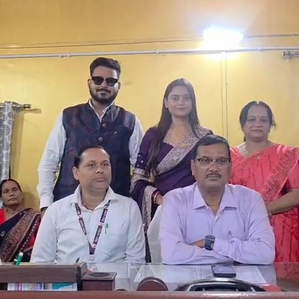 गोपालगंज डीएम ने बेटे-बहू की शादी का कराया रजिस्ट्रेशन:निबंधन कार्यालय पहुंचकर पेश की मिसाल, नियमों का पालन किया