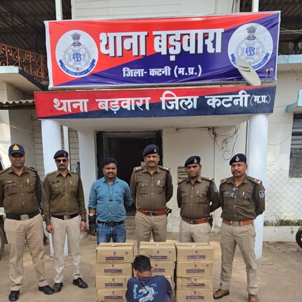 कटनी में शौचालय में रखी 135 लीटर अवैध शराब जब्त:बड़वारा पुलिस ने जबलपुर के युवक को किया गिरफ्तार