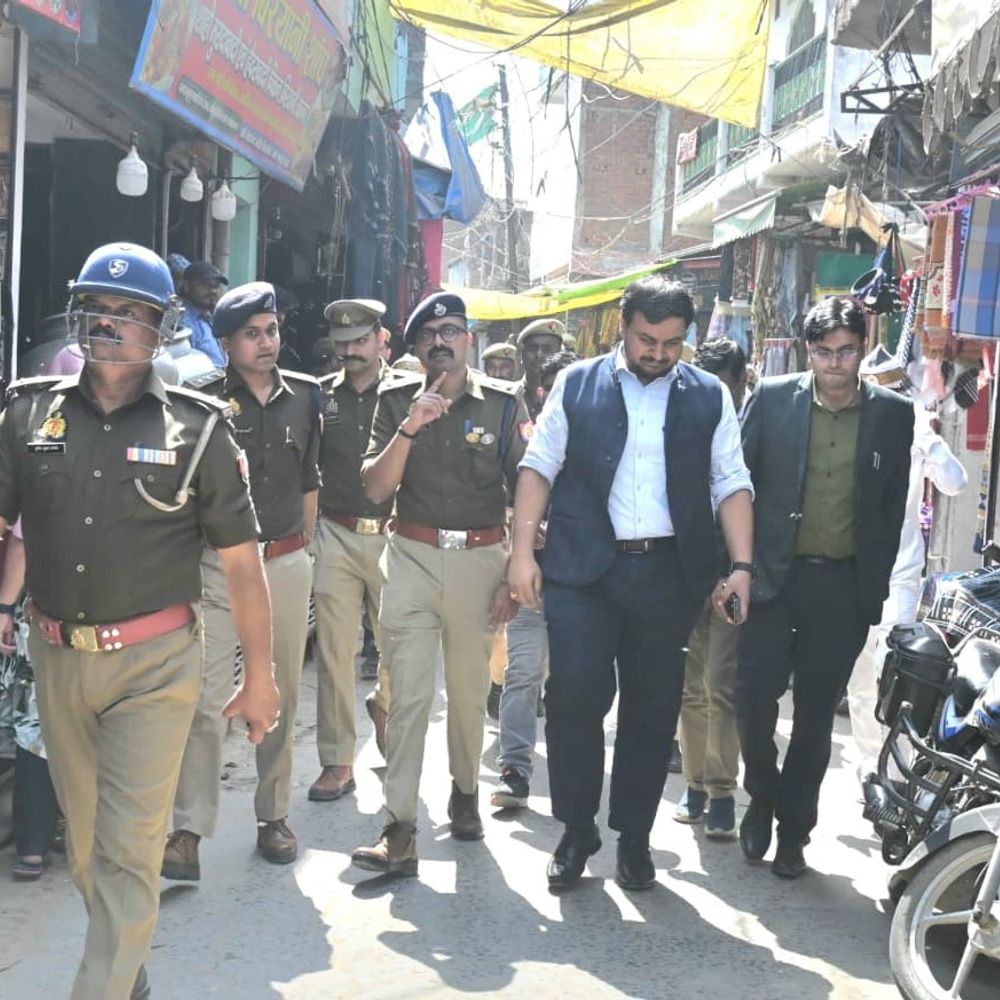 अम्बेडकरनगर में DM-SP ने किया रूट मार्च:होली पर शांति व्यवस्था बनाए रखने की अपील, सुरक्षा कड़ी