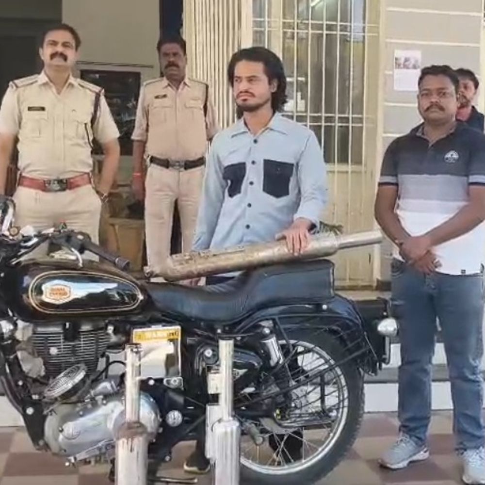 सिवनी में तेज आवाज बुलेट पर कार्रवाई:मॉडिफाइड साइलेंसर लगाने पर 1000 रुपये का जुर्माना