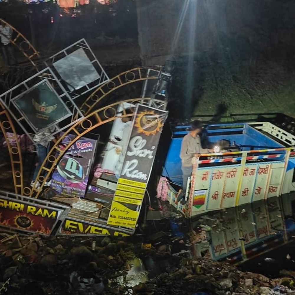 शिवपुरी में डीजे वाहन नाले में गिरा:बारात लगाने के बाद सड़क किनारे खड़ा था, अचानक आगे बढ़कर नाली में उतरा, एक लाख का नुकसान