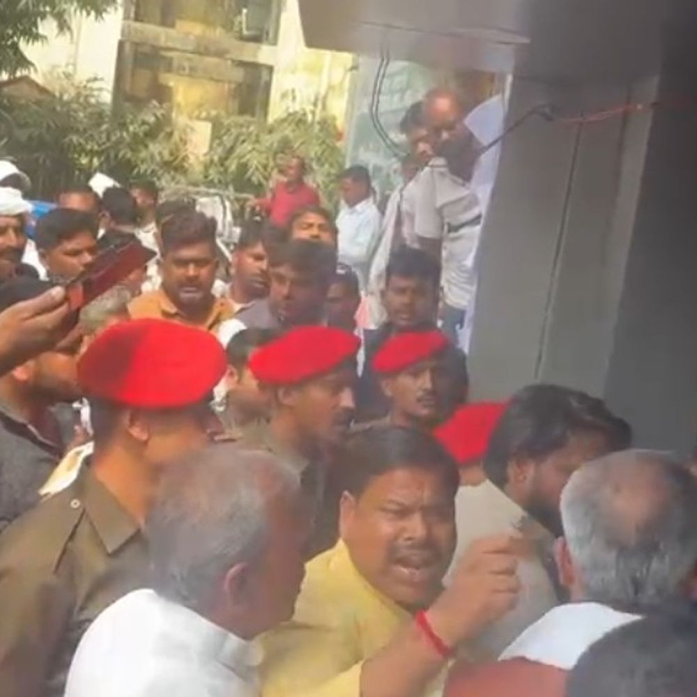 बक्सर में जदयू जिलाध्यक्ष चुनाव में बवाल:गोयल धर्मशाला में धक्का-मुक्की, अशोक यादव पर हस्तक्षेप के आरोप, पुलिस पहुंची तो फिर शुरू हुआ मतदान