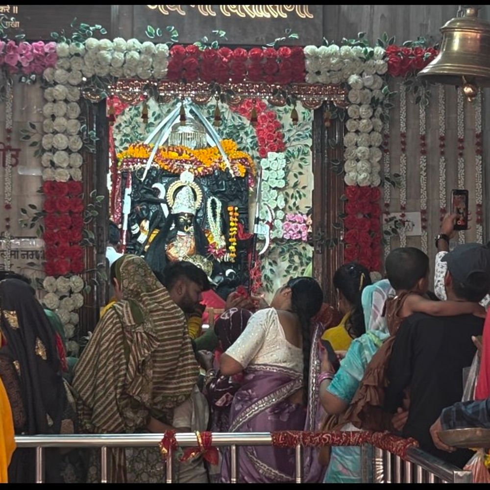 अष्टमी पर मां बिरासिनी शक्तिपीठ में 10 हजार श्रद्धालु पहुंचे:उमरिया में सोने-चांदी से विशेष श्रृंगार; रात 8 बजे महाआरती