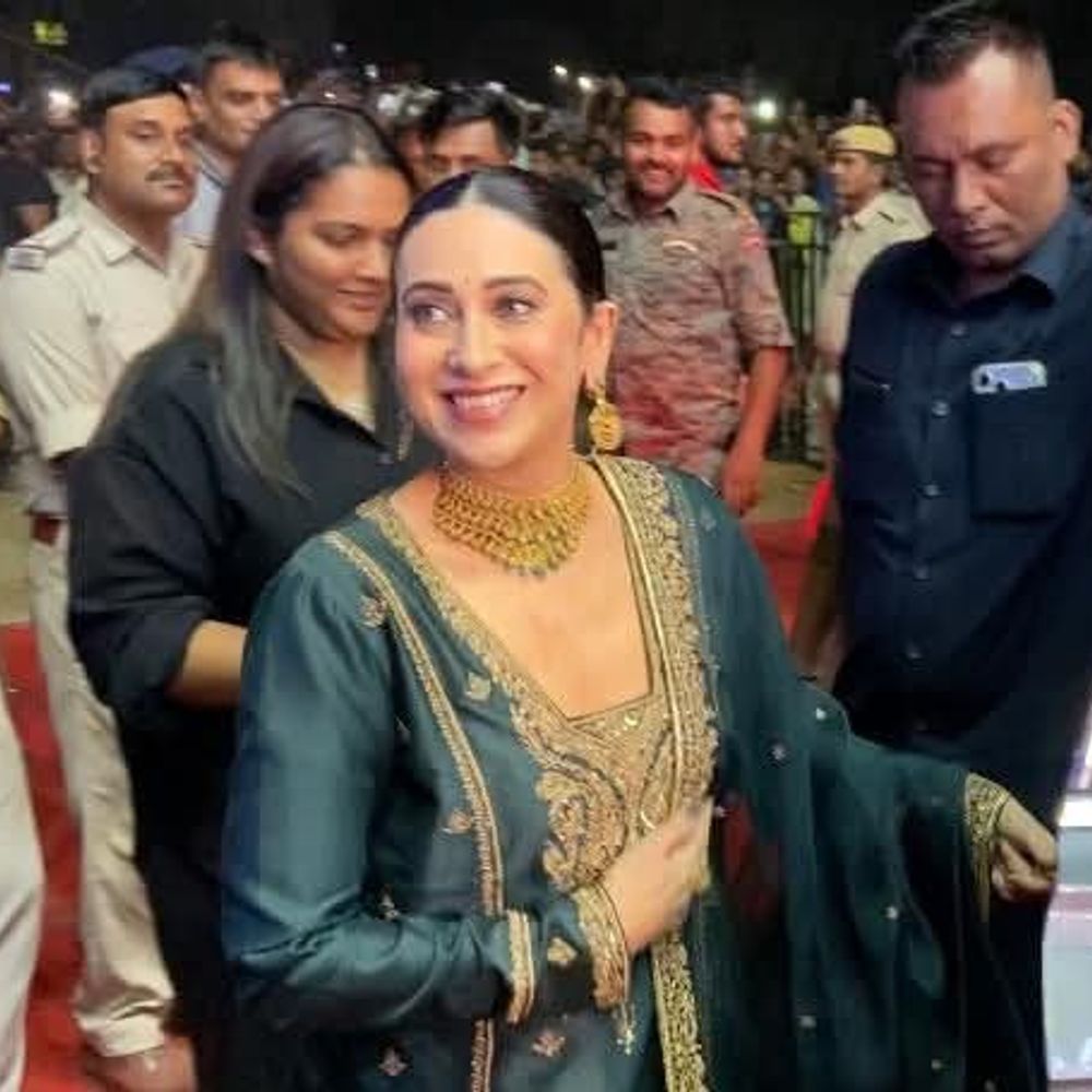 मुंगेर पहुंची करिश्मा कपूर, ज्वेलरी शो रूम का किया उद्घाटन:एक्ट्रेस ने भीड़ के सामने पसंदीदा गानों पर डांस किया