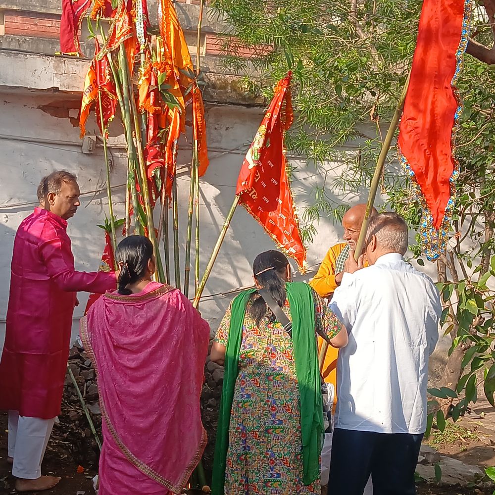 बोकारो के प्राचीन राम मंदिर में उमड़ी भक्तों की भीड़:शुभ मुहूर्त में श्रद्धालुओं ने किए ध्वजारोहण, गूंजे जय श्री राम के नारे