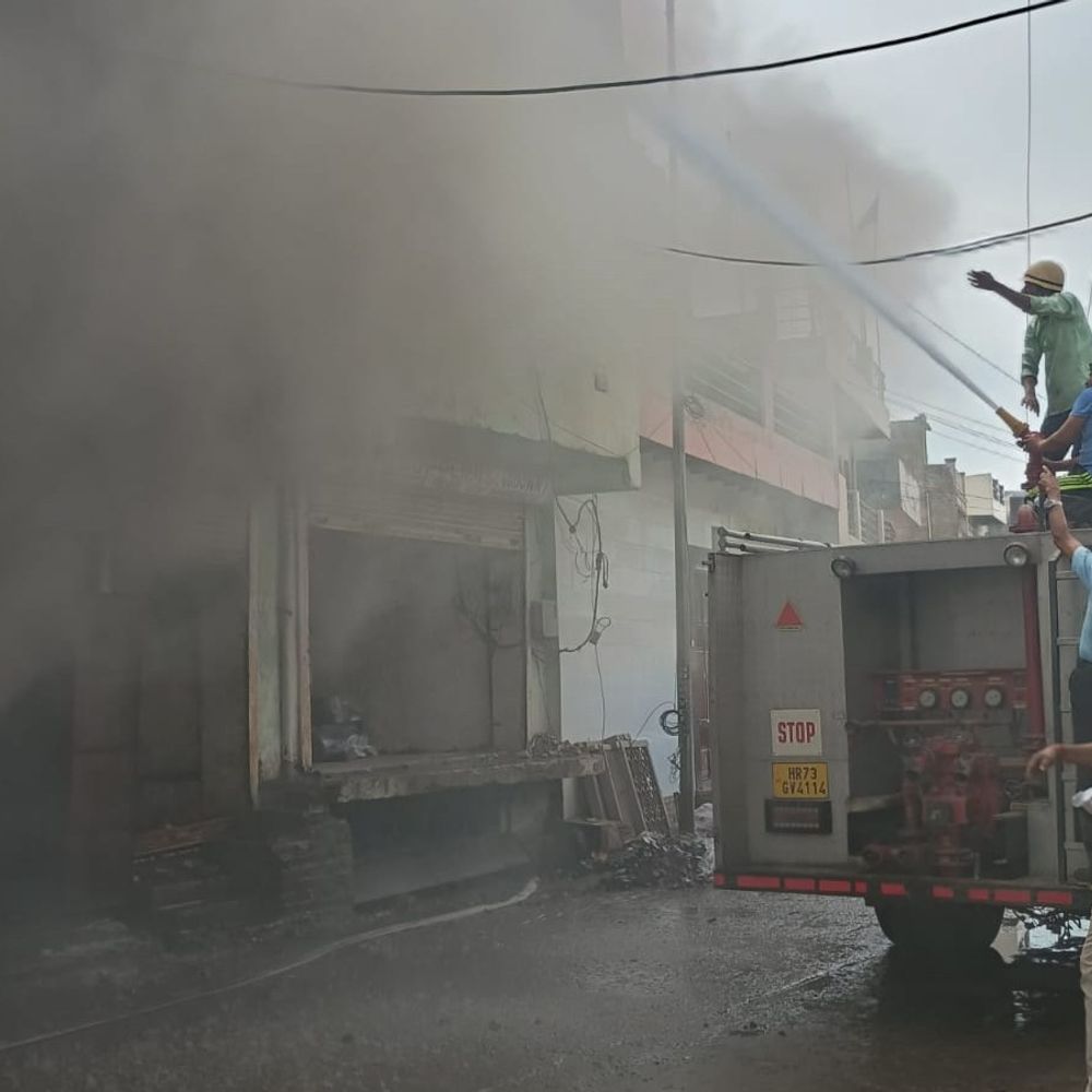 पलवल में शॉर्ट सर्किट से सूत के गोदाम में आग:लाखों का माल जला; फायर ब्रिगेड की 12 गाड़ियों ने 4 घंटे में पाया काबू