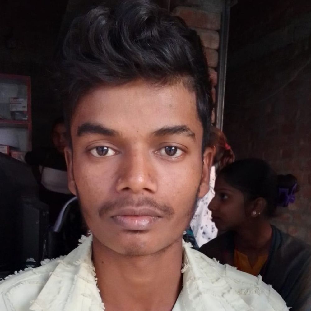 सहरसा में पेड़ से लटका मिला किशोर का शव:पोस्टमॉर्टम के लिए भेजा, परिजनों ने हत्या की आशंका जताई, बोले- मारकर लटकाया गया