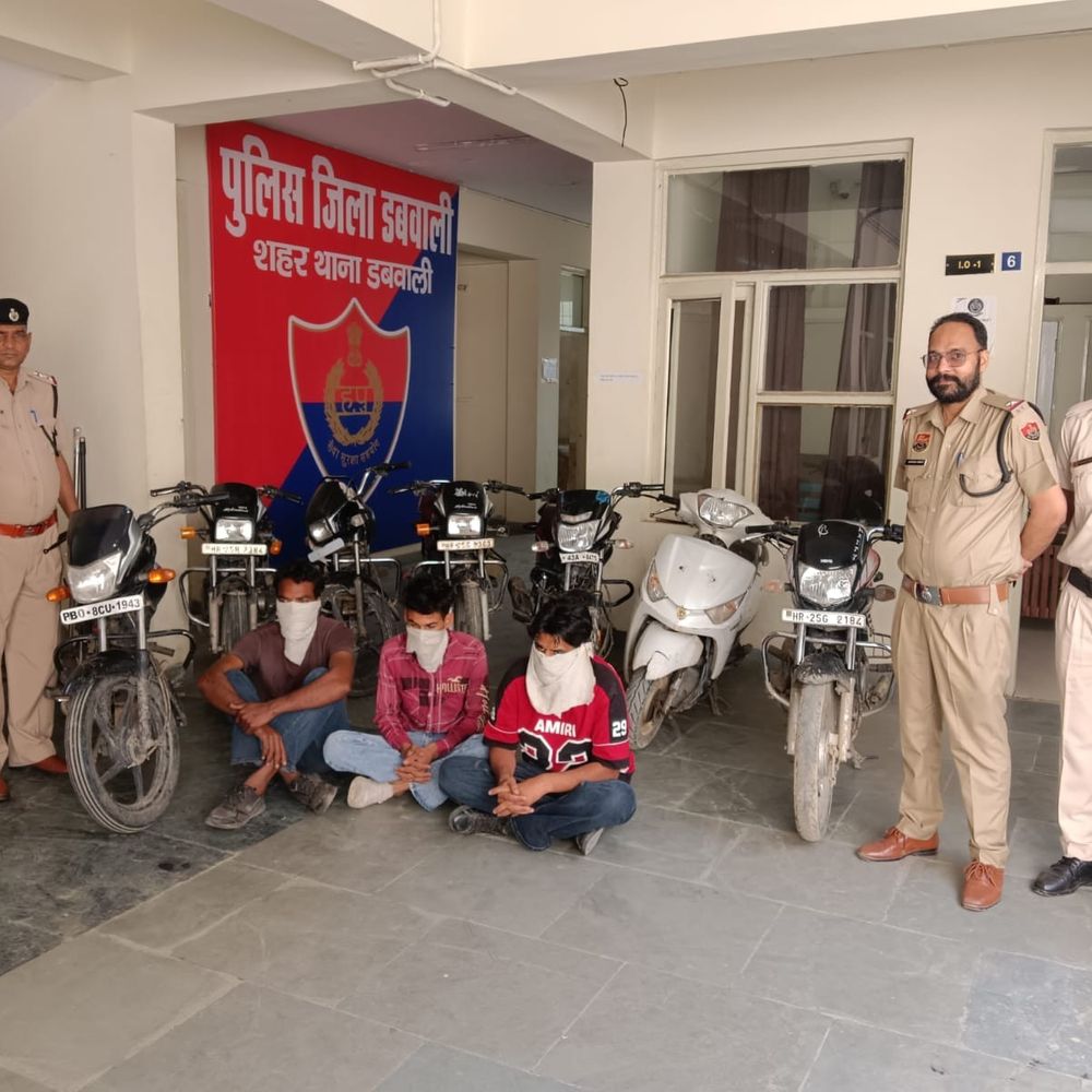 डबवाली में बठिंडा के 3 शातिर वाहन चोर गिरफ्तार:चोरी की 6 बाइकें और एक स्कूटी बरामद; नशे के आदी हैं, पहले भी दर्ज हैं केस
