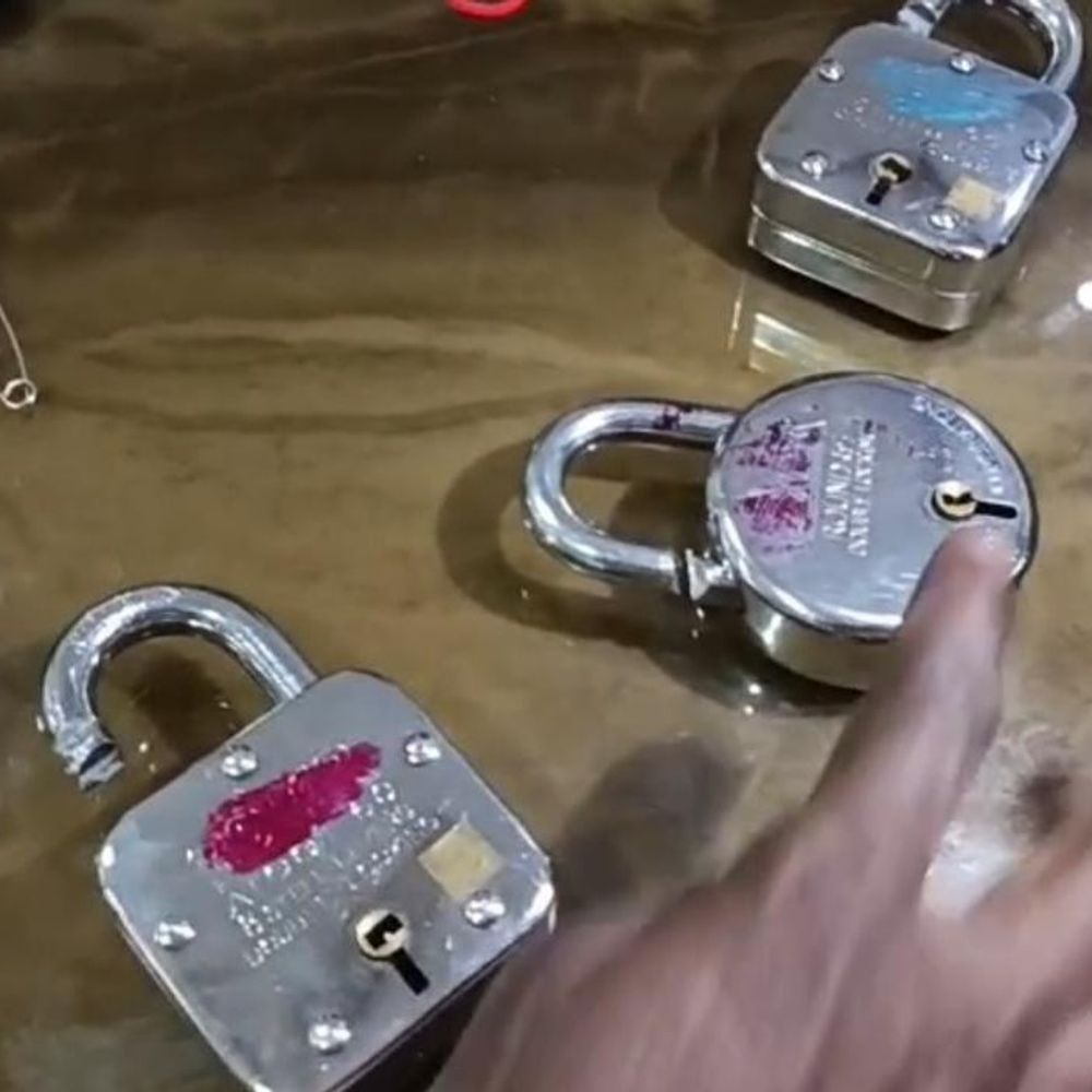 जमशेदपुर के परसुडीह में बंद घर से लाखों की चोरी:बैंक मैनेजर के घर को चोरों ने बनाया निशाना, सीसीटीवी में दिखे दो संदिग्ध युवक