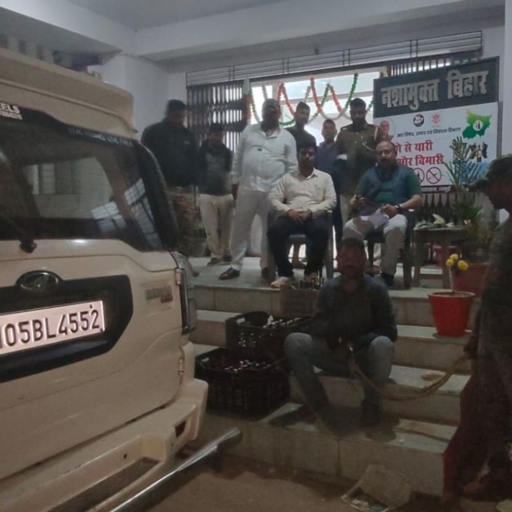 स्कॉर्पियो के तहखाने में शराब मिली, दो तस्कर अरेस्ट:उत्पाद विभाग की होली से पहले बड़ी कार्रवाई, 30 लाख की जब्ती