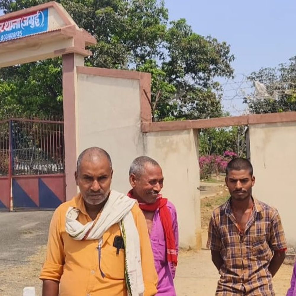 जमुई में जेसीबी से घर-दुकान गिराया, दो अरेस्ट:चरका पत्थर थाना क्षेत्र के बिछगढ़ गांव में पीड़ित परिवार बेघर, लाखों का नुकसान