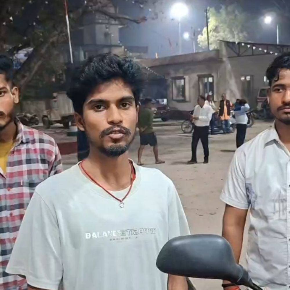 रील बनाने पर पुलिस ने 3 युवकों को पकड़ा:सारण में होली पर धूल उड़ाकर बनाया था वीडियो, थाने में लिखवाया गया माफीनामा