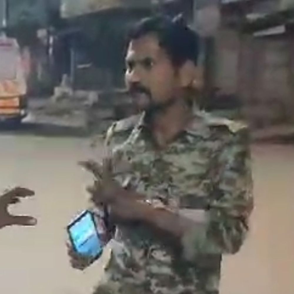 विजयपुर में युवक से मारपीट करने पर आरक्षक निलंबित:वीडियो सामने पर एसपी ने की कार्रवाई; SDOP को दिए जांच के निर्देश