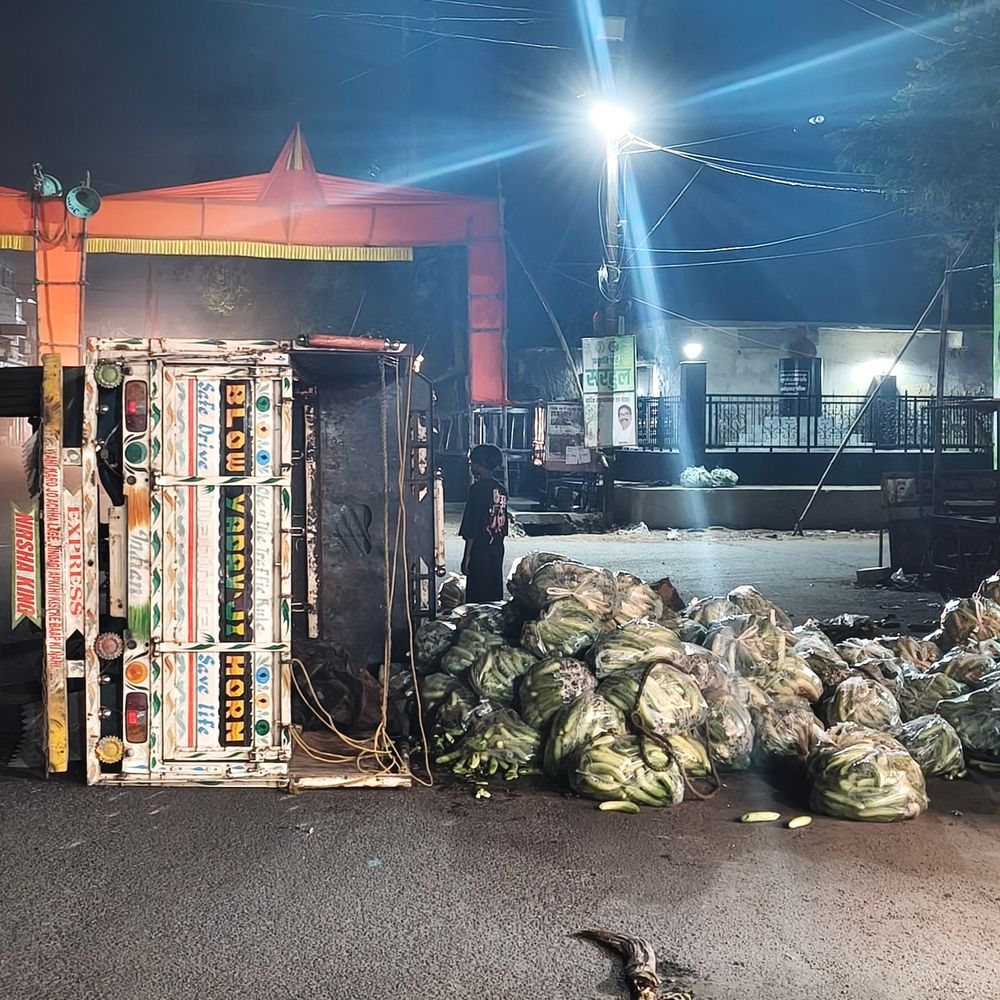 गिरिडीह से बेगूसराय जा रहा सब्जी लदा पिकअप पलटा:बाइक को बचाने में हुआ हादसा, सब्जियां सड़क पर बिखरीं; चालक सुरक्षित