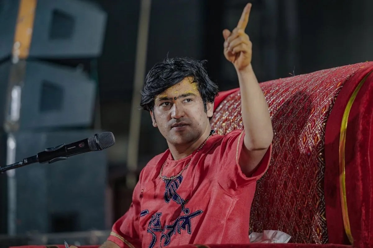 धीरेंद्र शास्त्री बोले- जो चेले ‘लड़कीबाजी’ के चक्कर में पड़े…वह छोड़ दें, वर्ना तुम्हारा पर्चा खोल देंगे