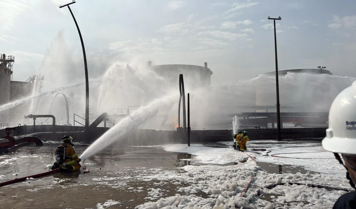 Middle East में तनाव बढ़ा! Bahrain की Oil Refinery में भीषण आग, तेल सप्लाई पर Emergency घोषित।