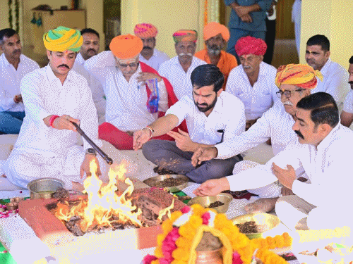 तिलवाड़ा में रावल मल्लीनाथ जी का 708वां जन्मोत्सव मनाया:अष्ट प्रकृति महायज्ञ में दी आहूतियां, ध्वज स्थापना की, कन्याओं का पूजन कर भोजन करवाया