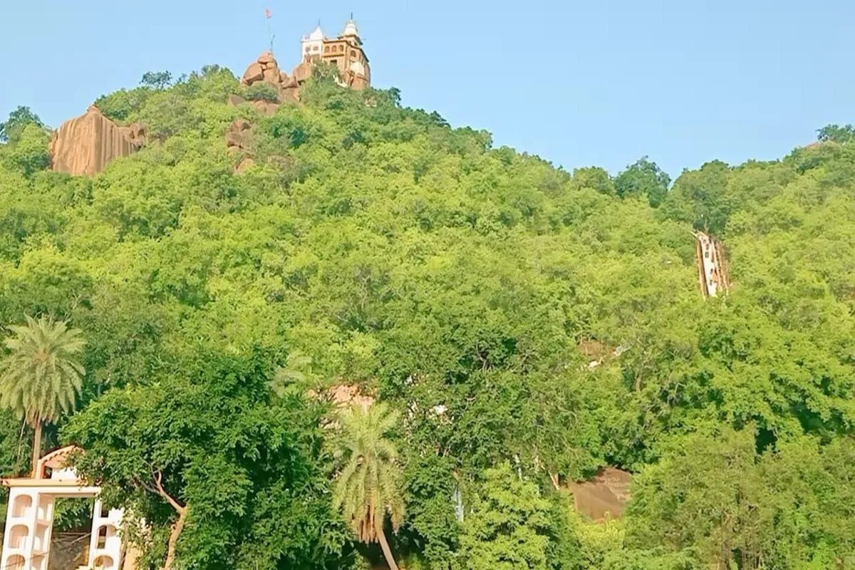 नवरात्रि आज: त्रेतायुग की गवाह है यह पर्वत श्रृंखला: माता सीता के वनदेवी स्वरूप की पूजा, 360 सीढिय़ां चढकऱ सिद्ध मंदिर पहुंचते हैं श्रद्धालु