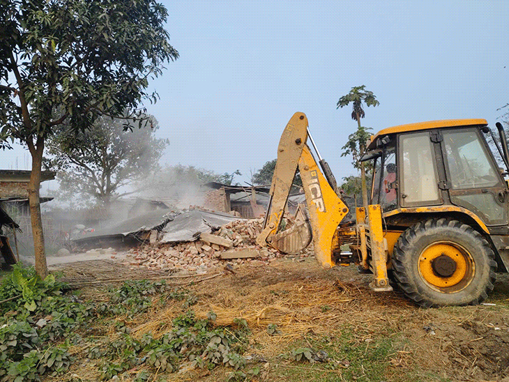 सीमांचल में बॉर्डर पर एक्शन शुरू, तोड़े गए 20 घर:शाह ने कहा-10km तक हटाएंगे कब्जा, सीमा पर चले बुलडोजर, खाली कराया गया नो मेंस लैंड