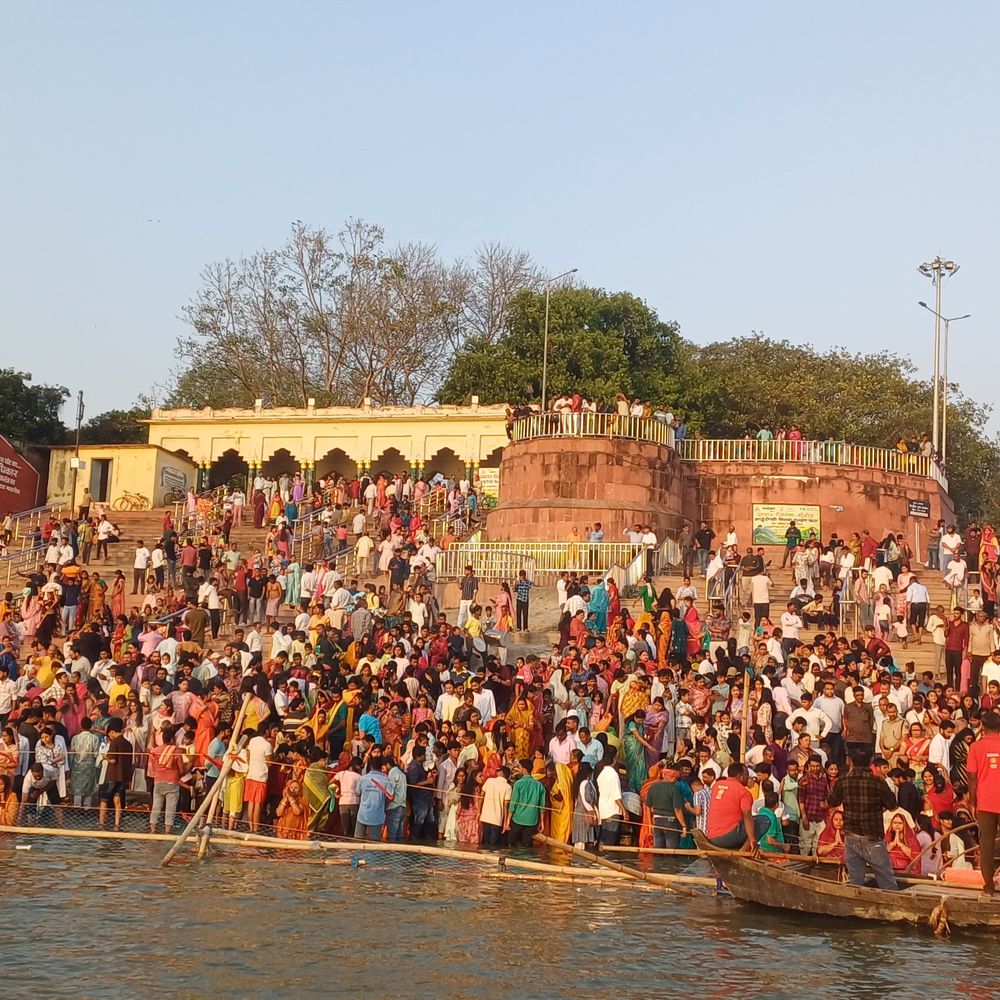 मुंगेर में छठ का तीसरा दिन, घाटों पर उमड़ी भीड़:बबुआ घाट पर सबसे ज्यादा दबाव, कष्टहरणी घाट बंद, कड़ी सुरक्षा के बीच अर्घ्य