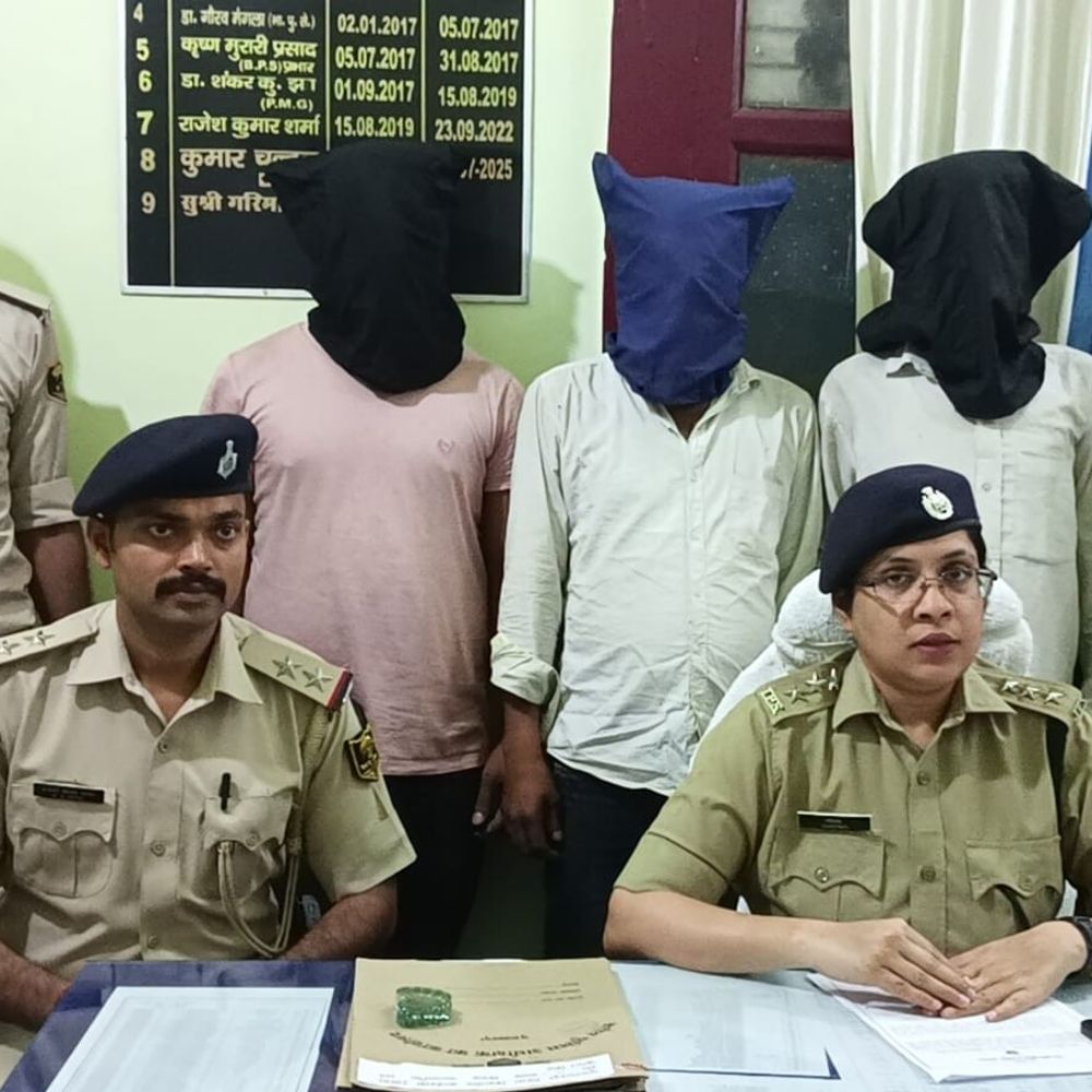मुजफ्फरपुर में लूटेरा गिरोह के तीन बदमाश गिरफ्तार:हथियार सहित 17 हजार कैश बरामद, रेकी करने के लिए एलईडी बल्ब बेचने का नाटक करते थे