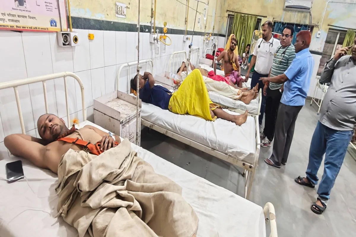 Ajmer News: माता मंदिर के दर्शन कर लौटते वेदपाठी ब्राह्मणों पर मधुमक्खियों का हमला, एक पहाड़ी से फिसला