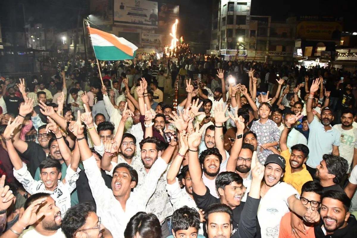 वस्त्र नगरी में जारी है ‘महा विजय’ का उल्लास