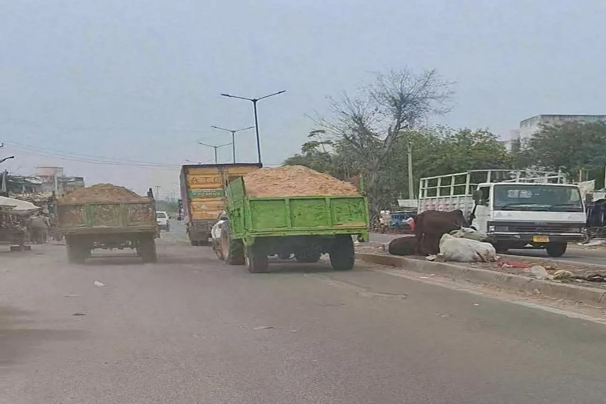 सडक़ों पर अवैध खनन की धूल सफाई में लाखों रुपए महीना खर्च