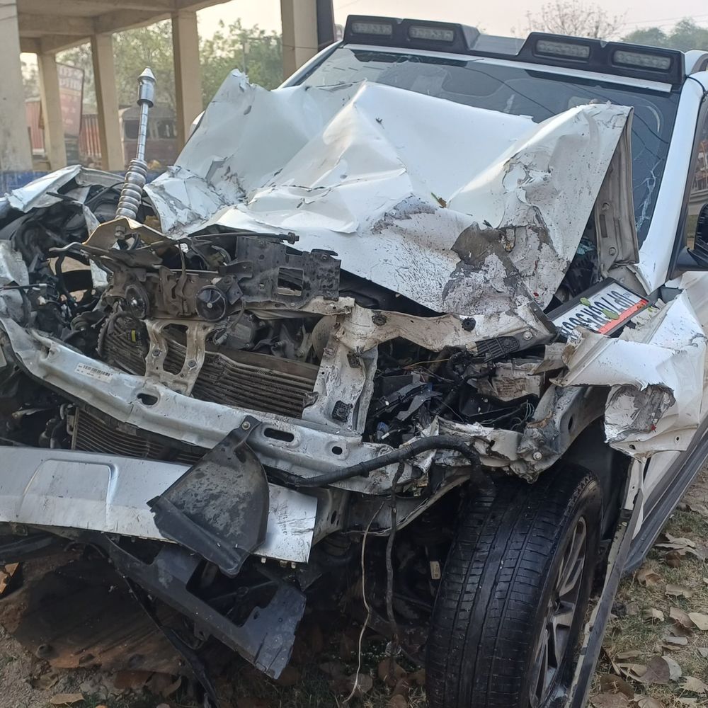 कौशांबी हाईवे पर कंटेनर-स्कॉर्पियो की भिड़ंत:स्कॉर्पियो चालक की मौके पर मौत, पुलिस ने वाहनों को हटवाया