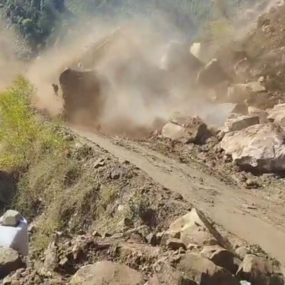 भूस्खलन से मंडी-धर्मपुर नेशनल हाईवे बंद:रोपड़ू नाला के पास पहाड़ी में आई दरारें, मलबा और चट्टानें गिरी, यातायात कई घंटे बाधित