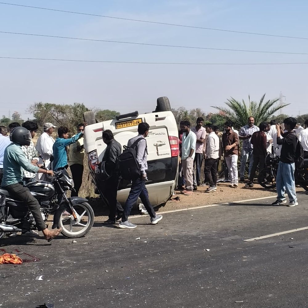 भोपाल-इंदौर राजमार्ग पर पलटी कार, 5 लोग घायल:जिला अस्पताल में भर्ती, टायर फटने के वजह से हादसा होने का शक