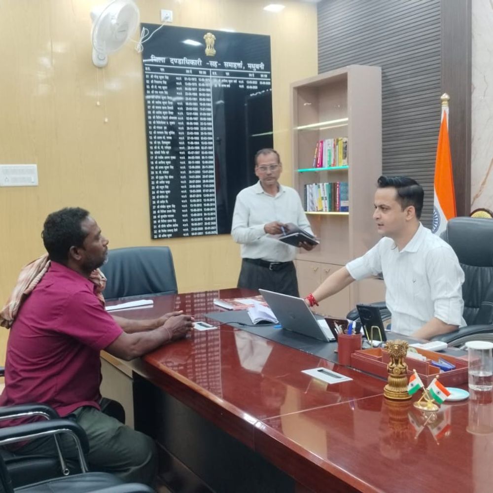 मधुबनी DM ने सुनीं आम जनों की समस्याएं:सेवा-संवाद-समाधान कार्यक्रम के तहत अधिकारियों को दिए तुरंत समाधान के निर्देश