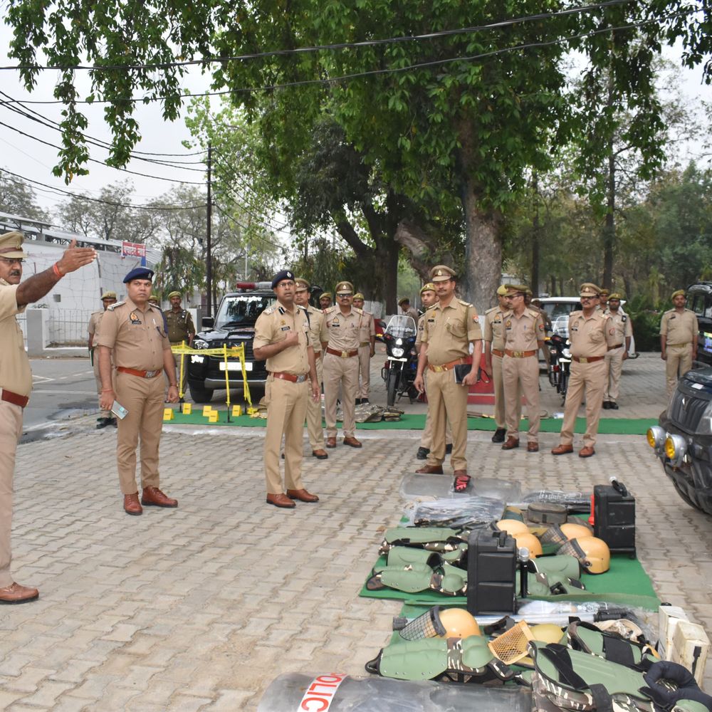 एसपी ने मैनपुरी पुलिस को दिया फिटनेस मंत्र:मुश्किल परिस्थितियों से निकलने के तरीके सिखाए, अनुशासन पर जोर