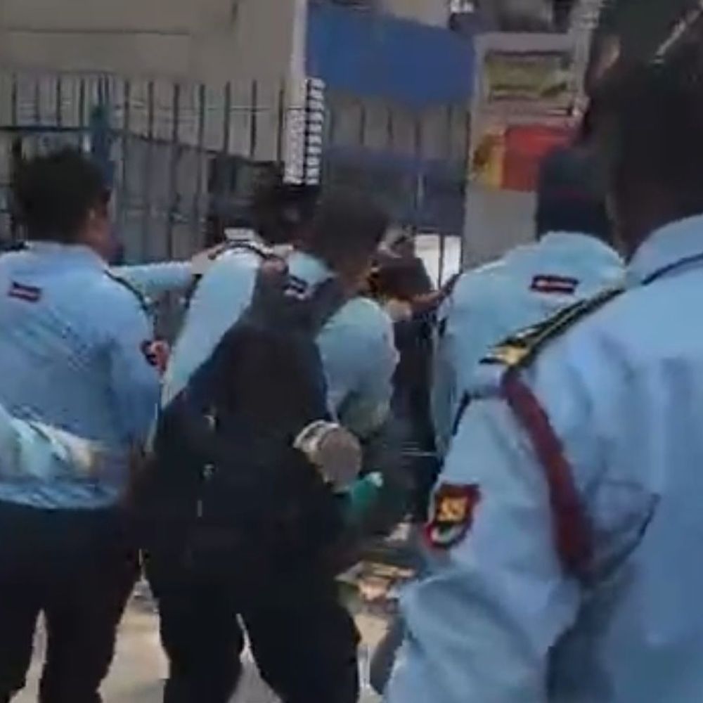 टाटा अस्पताल में गार्ड-मरीज के परिजन में मारपीट:हेलमेट को लेकर दोनों पक्ष में हुआ हंगामा, लोगों ने गेट किया जाम