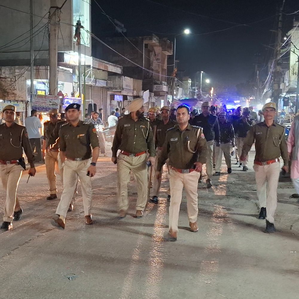 पुलिस ने शहर में निकाला 7 किमी का फ्लैग मार्च:होली पर्व को लेकर सुरक्षा व्यवस्था का दिया भरोसा