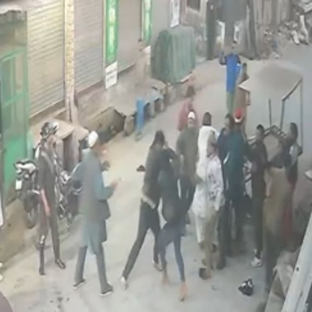 मुजफ्फरनगर में तीन युवकों पर हमला, VIDEO:धारदार हथियारों से वार, सीसीटीवी से आरोपियों की पुलिस कर रही तलाश