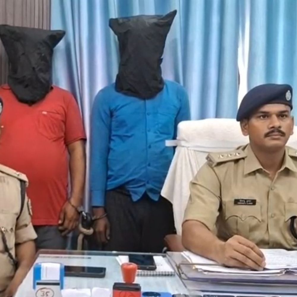 मुजफ्फरपुर में 2 साइबर शातिर अरेस्ट:ऑनलाइन गेमिंग फ्रॉड के जरिए लोगों को बनाते थे निशाना, 14 अलग-अलग बैंकों के डेबिट कार्ड जब्त