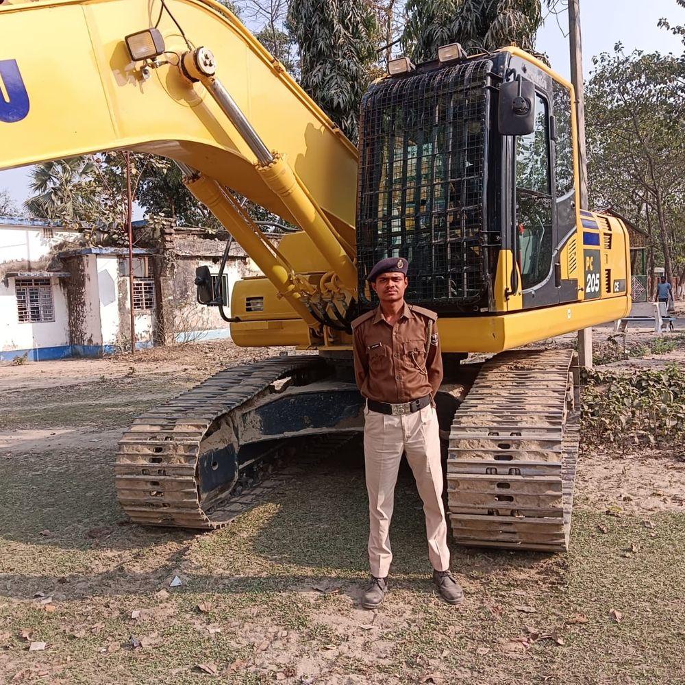 किशनगंज के कोचाधामन में अवैध खनन पर छापा:11 वाहन जब्त, चार पोकलेन और छह हाइवा पकड़े गए, मालिकों पर करीब एक करोड़ का जुर्माना