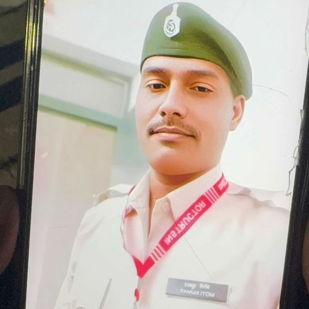 बाइक सवार BMP जवान को बस ने कुचला, मौत:नवादा में चाचा के अंतिम संस्कार में शामिल होने आ रहे थे, बेटा घायल