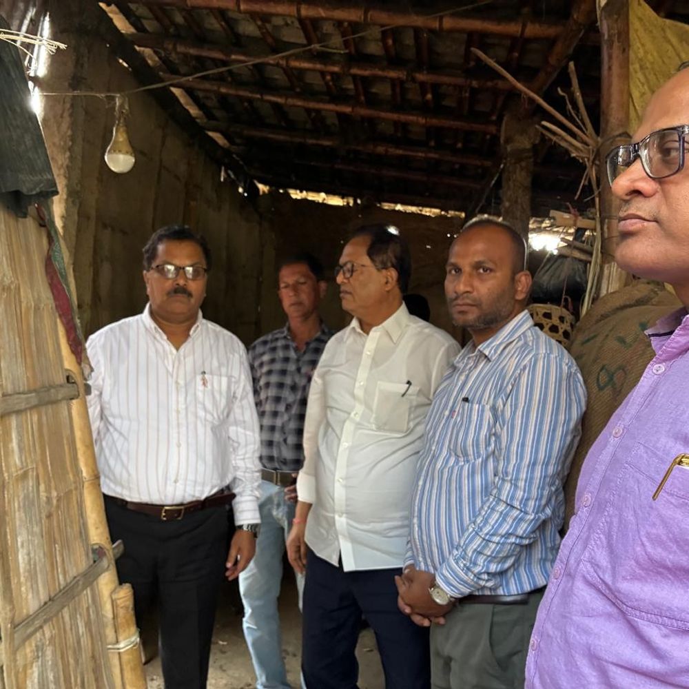 डीवीबीडीसीओ ने कालाजार छिड़काव अभियान का निरीक्षण किया:बासोपट्टी के फेंट गांव का दौरा किया, कर्मचारियों को आवश्यक दिशा-निर्देश दिए