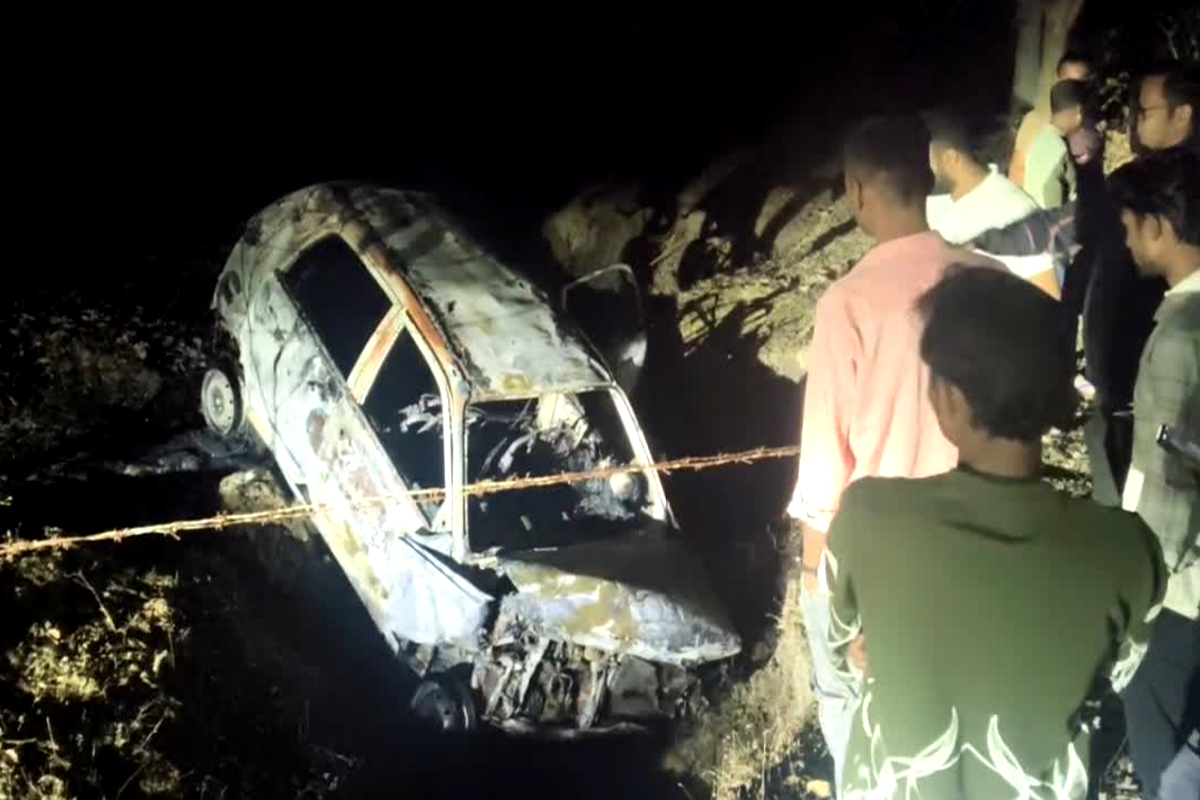 सड़क पर कार पलटते ही लगी भीषण आग, एक ही परिवार के 3 लोग जिंदा जले, दो गंभीर